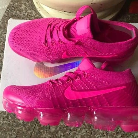 black and hot pink vapormax